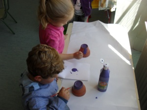 Pintamos la maceta de morado.